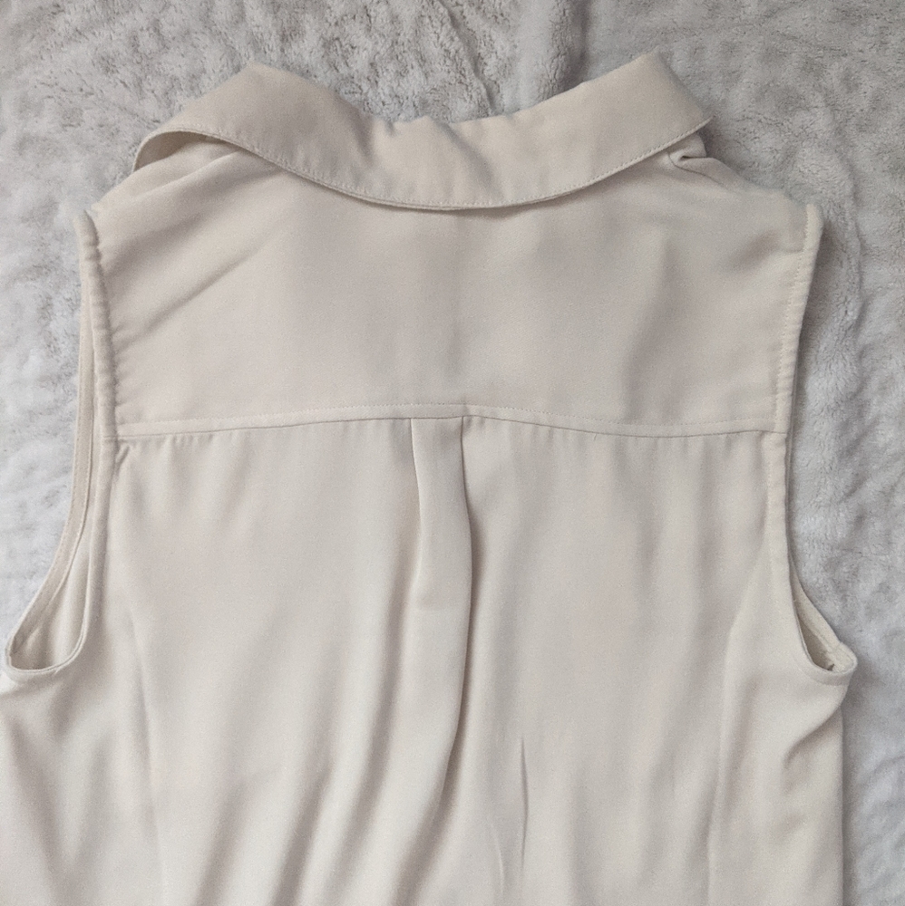 High-Low Buttoned Down Blouse - Picture 4 of 4